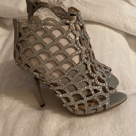 PREOWNED ONLY WORN ONCE ZIGISOHO HEELS SIZE 9 - Picture 4 of 8